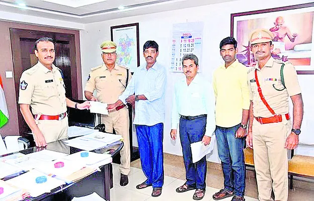 హోంగార్డు కుటుంబానికి చేయూత
