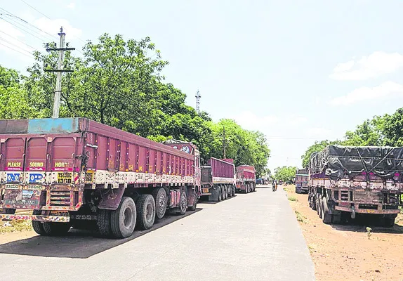 ఇసుకాసురుల ఇష్టారాజ్యం