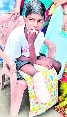 వైద్యుల నిర్లక్ష్యంతోనే బాలుడి కాలు తొలగింపు 