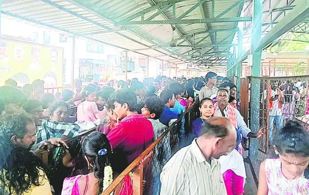 తొలి తిరుపతిలో భక్తుల రద్దీ