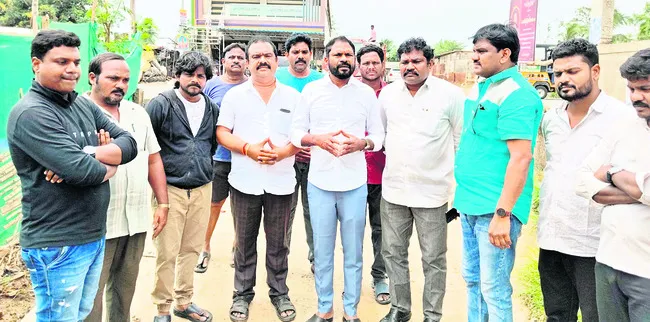 కూటమి అండదండలతో కబ్జాలు 