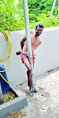 స్తంభానికి కట్టేసి.. చితకబాది..