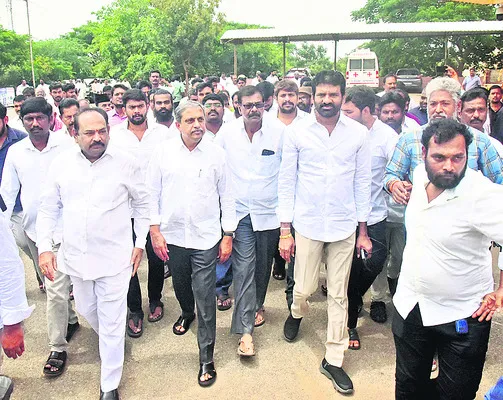 వైఎస్సార్‌సీపీ నేతలు కేసులకు భయపడరు 