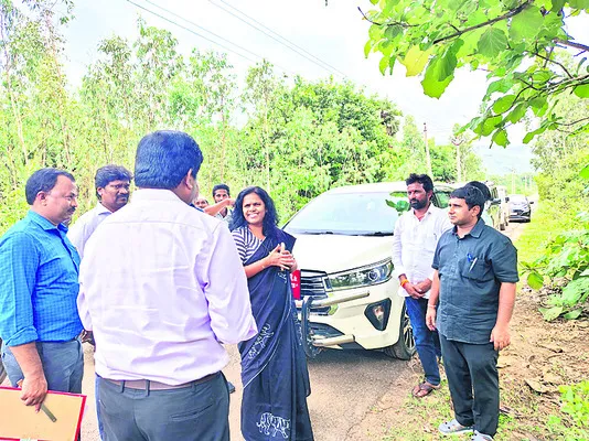 పరిశ్రమల ఏర్పాటుకు వీలుగా రోడ్డు నిర్మాణం 