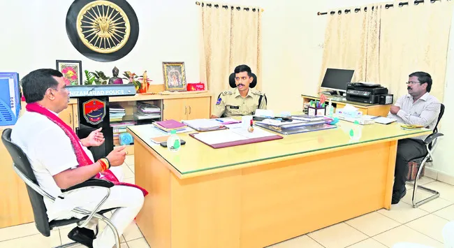 ఫుట్‌పాత్‌ ఆక్రమణలను తొలగించాలి 