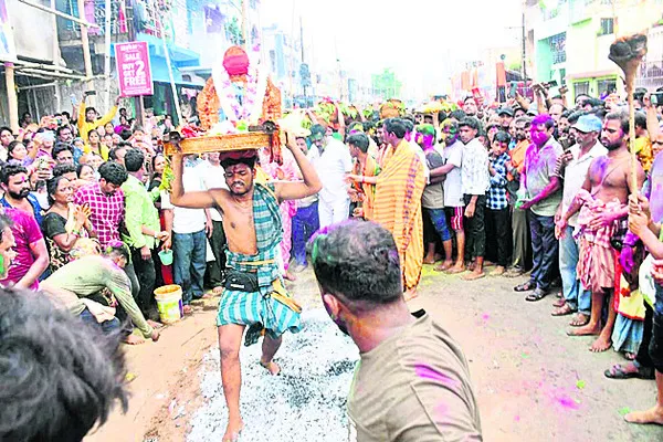 ఉత్సవాలకు సిద్ధం 