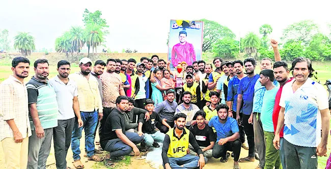 స్నేహితుల ఔదార్యం 