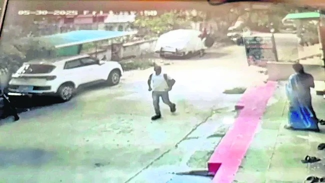 మహిళ వస్త్రాలు ఎత్తుకెళ్లిన దుండగుడు!