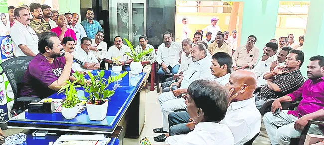 అక్రమ కేసులకు బెదరొద్దు