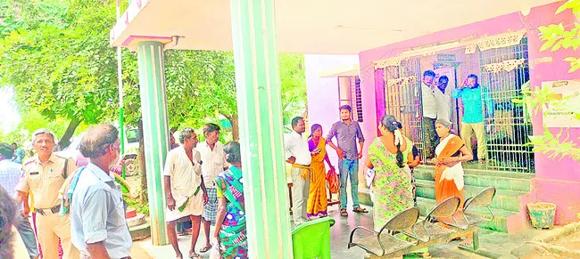 బ్యాంక్‌లోనే బ్యాగ్‌ కొట్టేద్దామని!