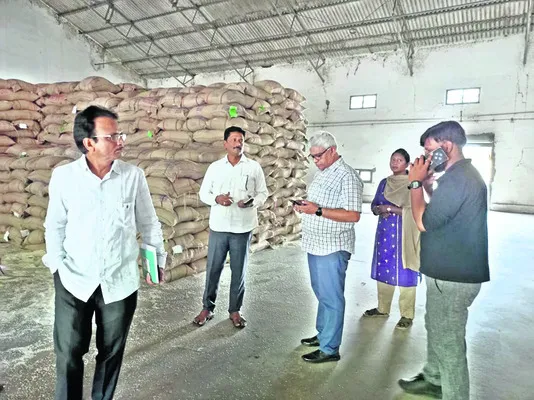 నేటి నుంచి డిపోల్లో రేషన్‌ పంపిణీ 