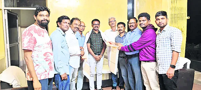 బదిలీపై వెళ్తున్నడీఈఈకి సత్కారం