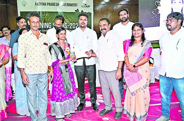 విద్యార్థులకు షైనింగ్ స్టార్స్ అవార్డుల ప్రదానం