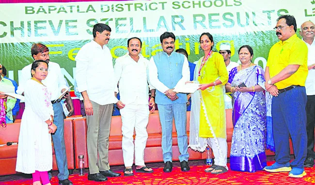 ఉజ్వల భవిష్యత్కు బాటలు వేసుకోవాలి