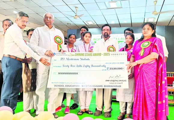 విద్యార్థులకు షైనింగ్ స్టార్స్ అవార్డులు
