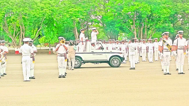 దేశసేవకు అంకితం కావాలి