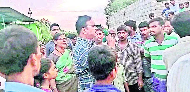 బెల్టుషాపులు బంద్ చేయించి గ్రామంలోకి అడుగు పెట్టండి