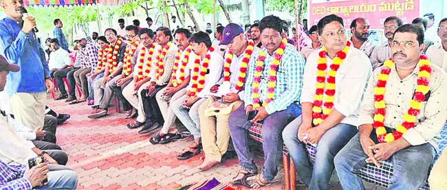 మాన్యువల్ కౌన్సెలింగ్ కోరుతూ టీచర్ల నిరశన