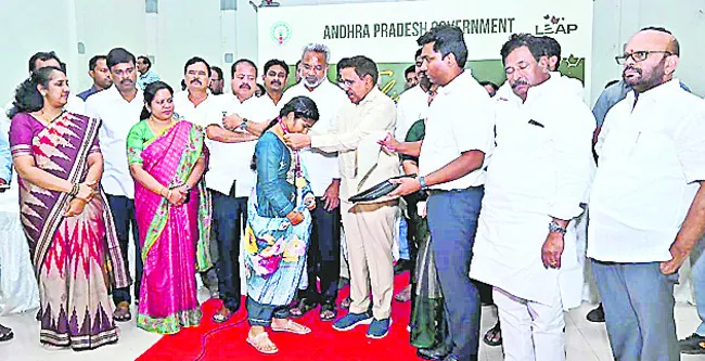 విద్యార్థులకు షైనింగ్‌ స్టార్స్‌  అవార్డుల ప్రదానం 