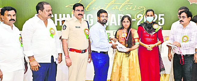 విద్యార్థులకు షైనింగ్ స్టార్స్ అవార్డుల అందజేత