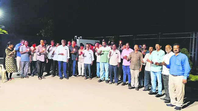 ● ‘కలం’ ఎత్తిన సాక్షి ఉద్యోగులు