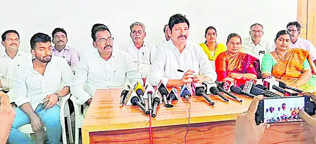 చైర్మన్ ఎన్నిక నిర్వహించలేని అసమర్థ ఎమ్మెల్యే వసంత