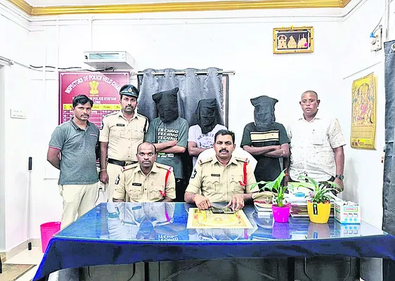 గంజాయి విక్రయిస్తుండగా.. 