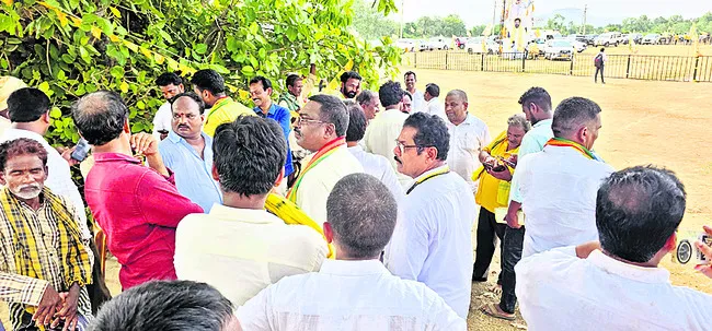 అసంతృప్తుల నోరు నొక్కేశారు!