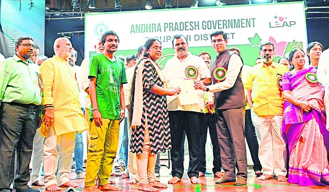 అవార్డులతో ప్రతిభకు ప్రోత్సాహం