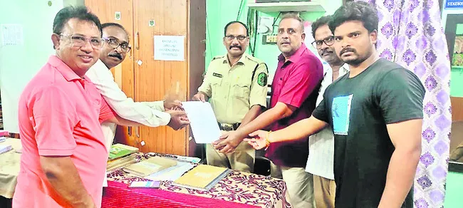 సాక్షి కార్యాలయాలపై దాడులు సరికాదు