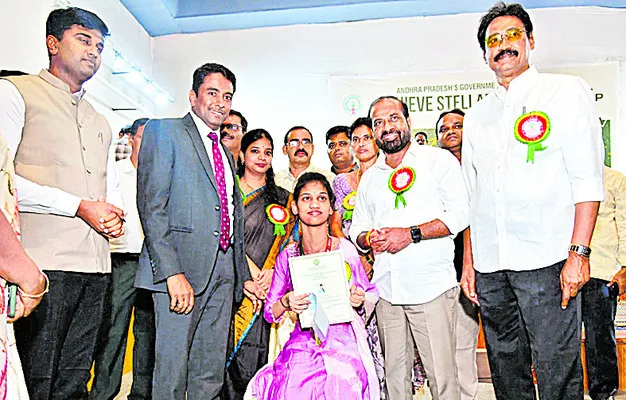 విద్యార్థులు సమాజ పురోగతికి దోహదపడాలి