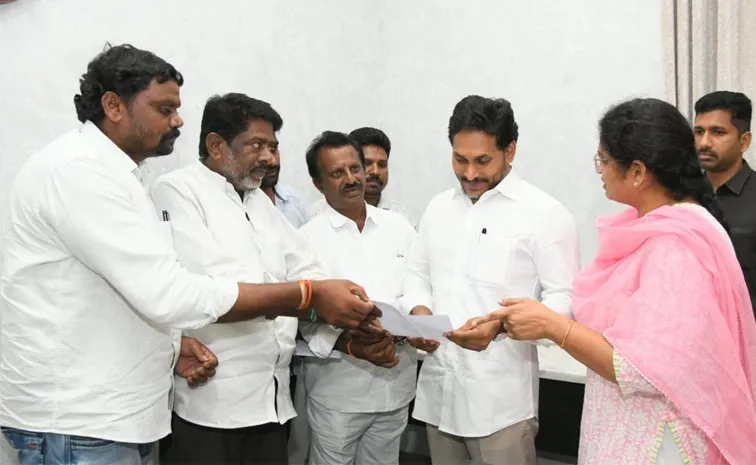 ‘జగన్‌ సర్‌.. ఈ ప్రభుత్వం మమ్మల్ని పట్టించుకోవడం లేదు’
