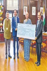 State Bank of India gives Rs 8076. 84 cr dividend to govt6