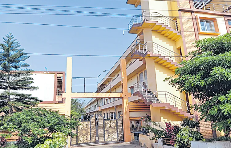 Students protest at the SC Gurukul state office in Tadepalli