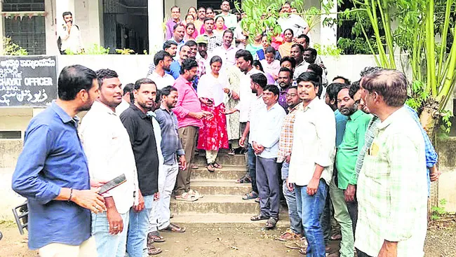 పంచాయతీ కార్యదర్శుల నిరసన