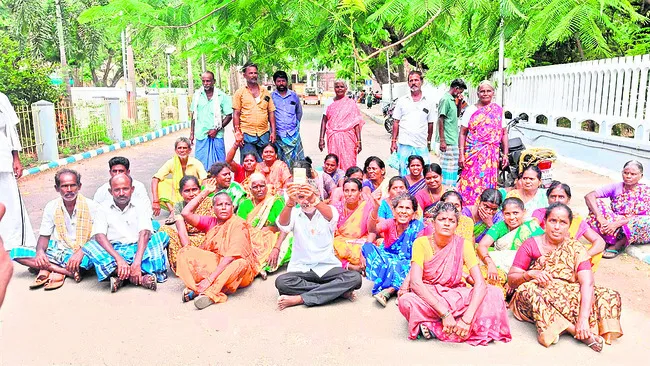 కలెక్టర్ కార్యాలయం ఎదుట ధర్నా
