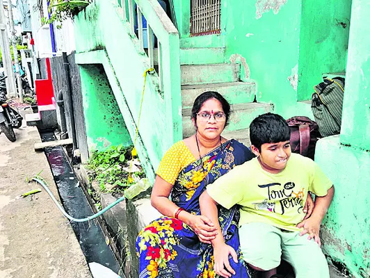 భర్త ఇంటి ముందు భార్య నిరసన 