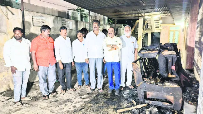 పోలీసుల సాక్షిగా దారుణం