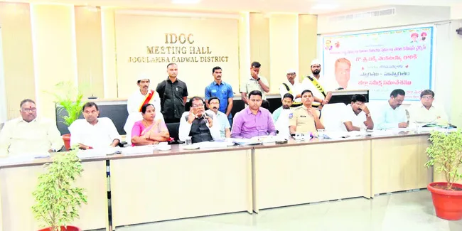 ఎస్సీ, ఎస్టీ కేసులు పరిష్కరించండి