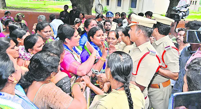 ప్రజాస్వామ్యం ఖూనీ