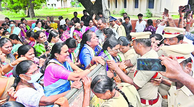 పోలీసుల ‘పచ్చ’పాతం