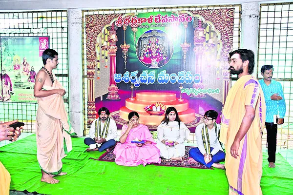 అమ్మవారిని దర్శించుకున్న ట్రెయినీ ఐఏఎస్లు