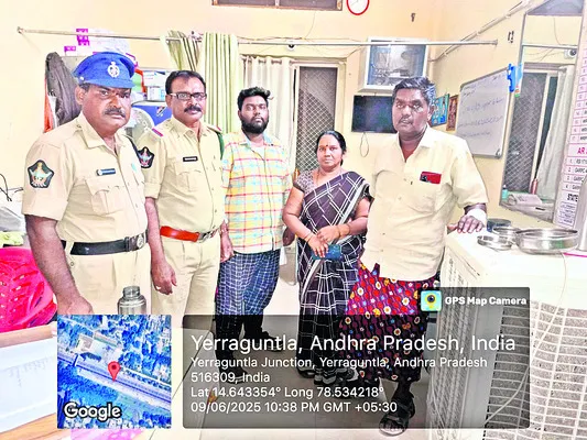 ప్రాణాలు కాపాడిన రైల్వే పోలీస్