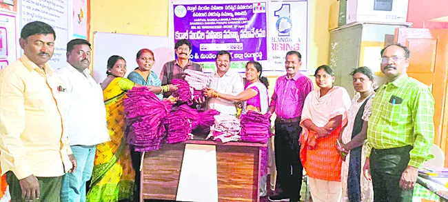స్కూళ్లు ప్రారంభమయ్యేలోగా యూనిఫాంల పంపిణీ