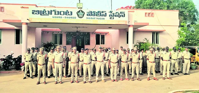 కప్పరాళ్లతిప్పలో పోలీసుల తనిఖీలు 