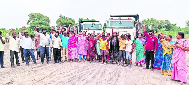 రైల్వే ట్రాక్ పనులు అడ్డగింత