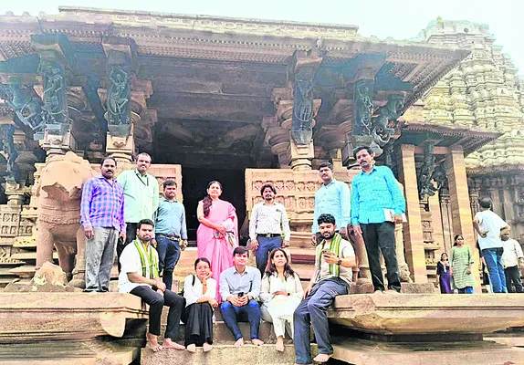 రామప్పను సందర్శించిన ట్రెయినీ ఐఏఎస్లు