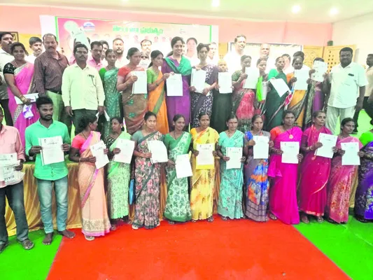 పేదల కళ్లల్లో ఆనందం నింపడమే లక్ష్యం