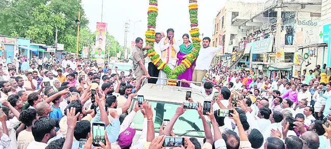 మంత్రి వాకిటి శ్రీహరికి ఘనస్వాగతం