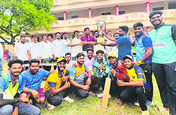 ముగిసిన టెన్నిస్ బాల్ క్రికెట్ టోర్నమెంట్